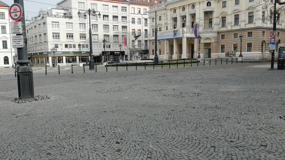 FOTO: Záhada vyriešená. Prečo dlažbu na Hviezdoslavovom námestí opravili a poškodenej o kúsok vedľa sa ani nedotkli?