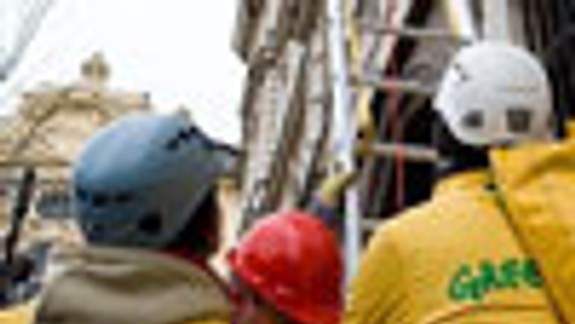 Policajti zasiahli proti aktivistom Greenpeace