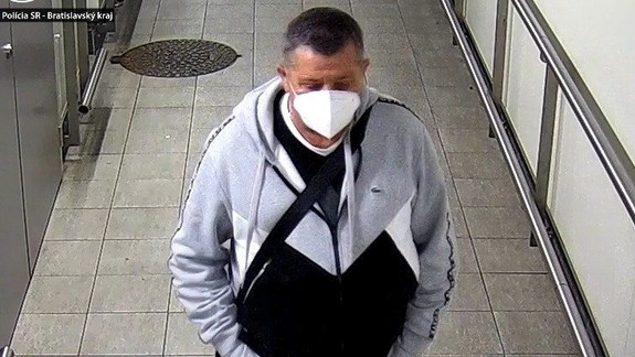 Nepoznáte ho? Zvrhlík sa "uspokojoval" pred cestujúcou vo vlaku