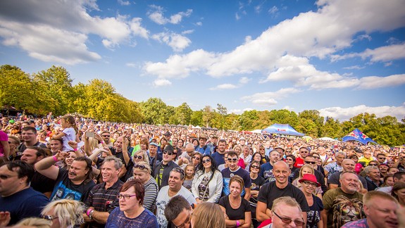 FOTO: Hudobné legendy prilákali na hrad Červený kameň tisíce návštevníkov