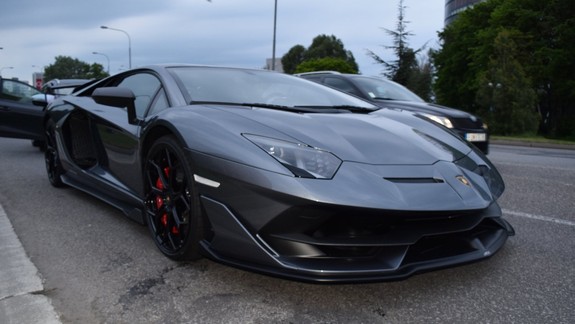 Lamborghini v petržalských uliciach: Vodič jazdil nepovolenou rýchlosť a bez evidenčnej tabuľky