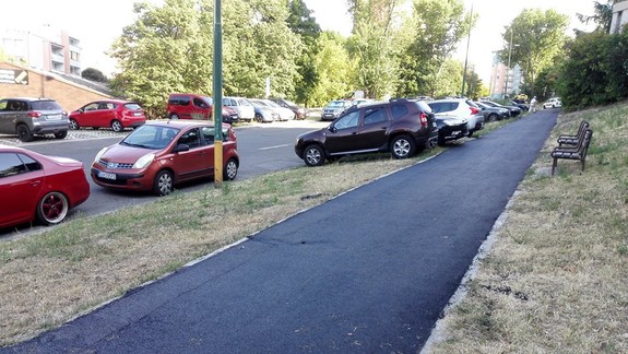 FOTO: V Karlovej Vsi opravili niekoľko chodníkov