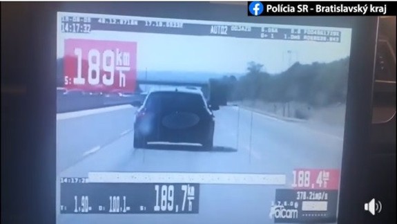VIDEO: Ďalší pretekár na diaľnici - za nameranú rýchlosť dostal od policajtov najvyššiu možnú pokutu!