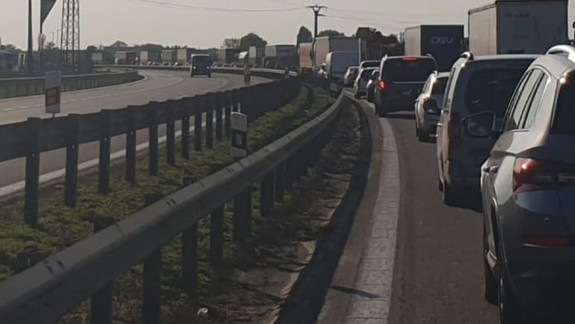 Kolóny na R1, po nehode zasahoval aj vrtuľník