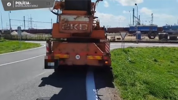 Dostal pokutu: Policajti namerali vodiča, ktorý jazdil príliš pomaly