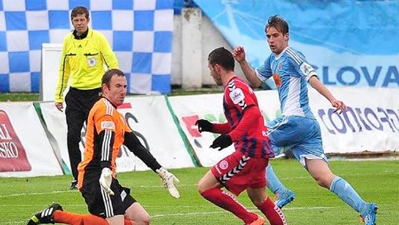 Futbalisti Slovana prehrali v Senici gólom v závere zápasu