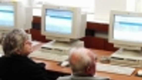 Seniori sa idú učiť robiť na počítačoch