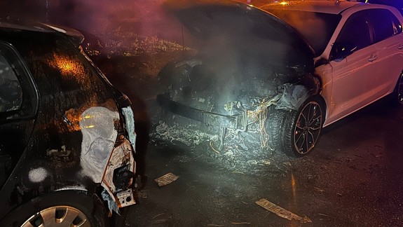 Na Medveďovej niekto podpálil autá, polícia začala trestné stíhanie