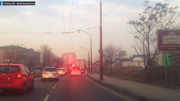 Protest autodopravcov: Rožňavská je v jednom pruhu neprejazdná, tvoria sa kolóny