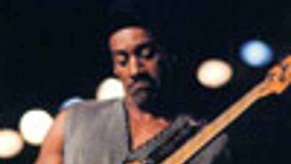 Basgitarista Marcus Miller v Divadle Aréna