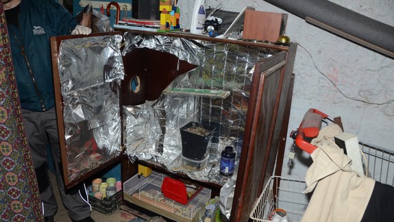 VIDEO: Zásah proti 32-ročnému Filipovi, ktorý mal doma drogy, prístroj na výrobu alkoholu aj nelegálnu zbraň