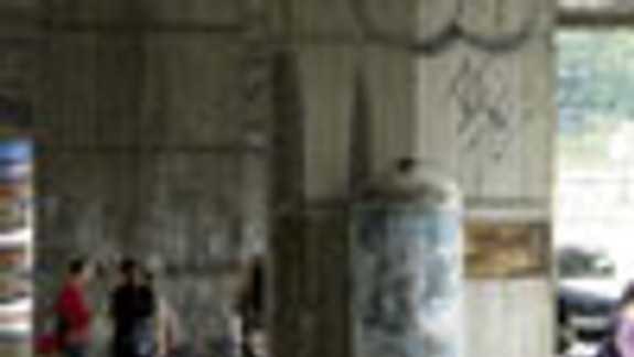 Pod Novým mostom prespávajú bezdomovci a opilci