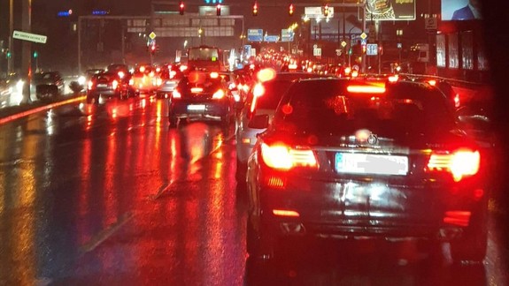 Silný dážď a nehody paralyzovali dopravu v hlavnom meste