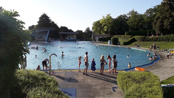 Na kúpalisku kúsok od Bratislavy zaplatíte len 2 eurá – treba však vedieť, kedy prísť