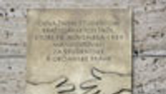 Pochod zo 16. 11. 1989 pripomínajú dve tabule