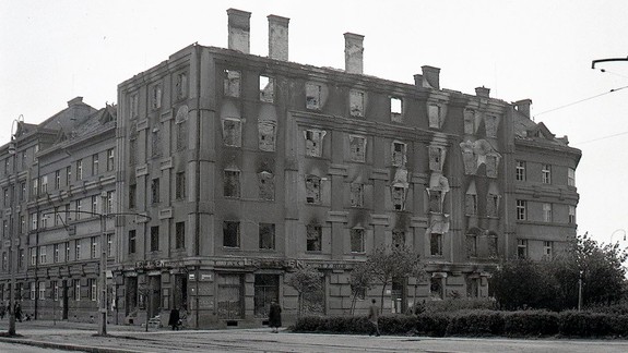 PREMENY BRATISLAVY: Cez vojnu túto budovu vypálili Nemci, dnes je opäť impozantnou stavbou