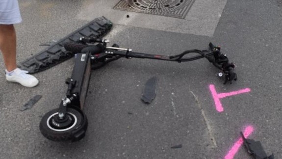 Zrážkou s motorovým vozidlom utrpel chodec na kolobežke ťažké zranenia