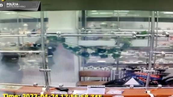 VIDEO: Lupič vhodil do záložne v Petržalke dymovnicu, následne začal konať