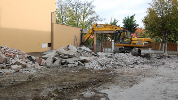 FOTO Prístavba školy vo Vajnoroch: Už začali s búracími prácami
