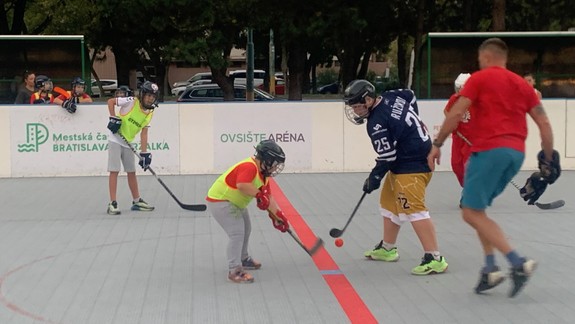 Zahrajú si spolu aj deti s tínedžermi. Pozreli sme sa do mládežníckeho hokejbalového klubu v Petržalke