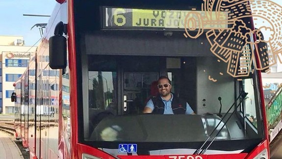 Neuveriteľné. Vodič električky Ronald posiela všetko, čo zarobí, na dobročinné účely