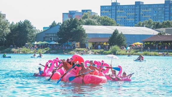 Zahrá aj kapela Le Payaco: Na Veľkom Draždiaku súťažia podomácky zhotovené plavidlá