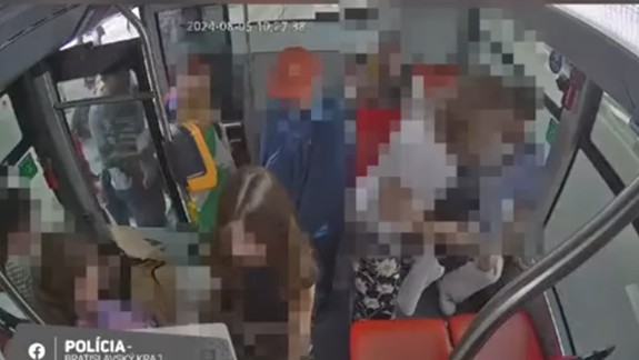 VIDEO Krádež v trolejbuse MHD: Poznáte muža na záberoch?