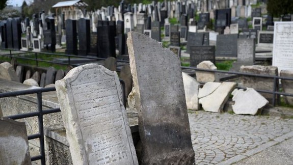 Unikátne zábery: Na židovskom cintoríne odkryli vyše 400 náhrobných kameňov, ich hodnota je nevyčísliteľná