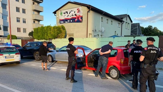 Polícia obvinila po naháňačke a nehode muža, ktorý mal zákaz šoférovať