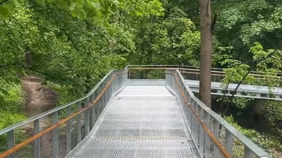 Lepší prístup pre kočíky i seniorov: Na Partizánskej lúke bude otvorená nová bezbariérová lávka