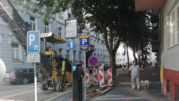 Neuveriteľné: Chodník na Kúpeľnej ulici, ktorý s veľkou slávou zrekonštruovali, je opäť rozkopaný!