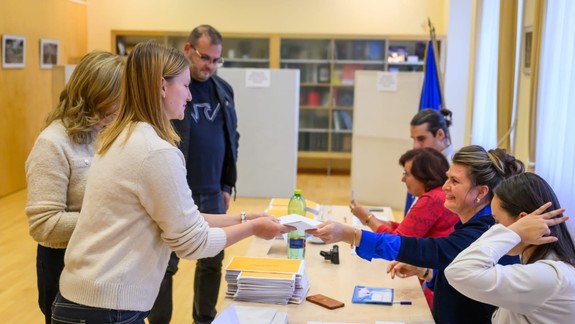 Česi volia aj v Bratislave,  na ambasádu prišli symfonici z Prahy