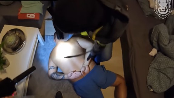 VIDEO: Policajti zadržali ďalšieho drogového dílera v Bratislave - pozrite ako mu vnikli do bytu...
