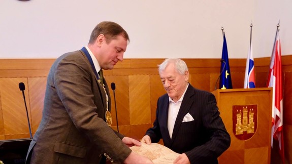 FOTO: Aj starosta Starého Mesta si uctil hokejového jubilanta Jozefa Golonku pri príležitosti jeho osemdesiatín
