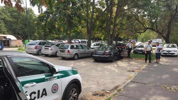 Na Medveďovej ulici v Petržalke boli vedľa seba zaparkované autá s rovnakými EČV - išlo o ukradnuté vozidlá?