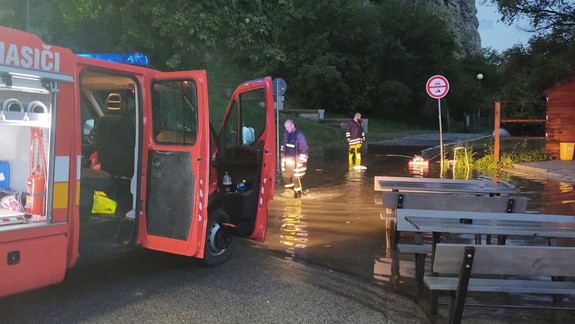 FOTO: Slovenskí hasiči v súvislosti s dažďom zasahovali 175-krát a pomáhali aj obyvateľom zatopených domov