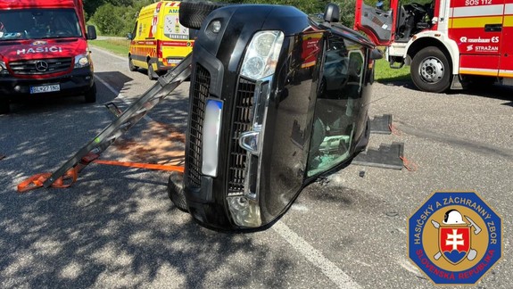 Nehoda v Dúbravke: Po zrážke sa jedno z áut prevrátilo