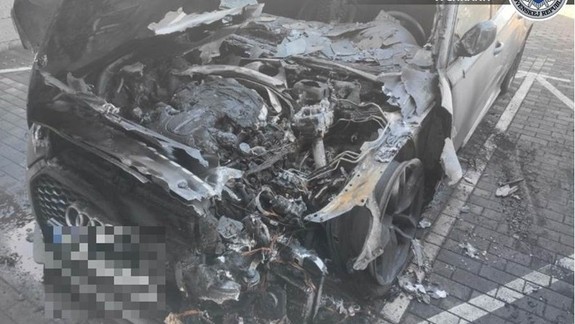 FOTO Požiar áut: Na Pšeničnej horeli Audi a Bentley