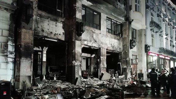 FOTO a VIDEO: Vianočné trhy na Hlavnom námestí zachvátil veľký požiar