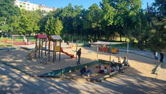 Boj s horúčavami: Petržalka osádza vlastné pitné fontánky a tieniace plachty