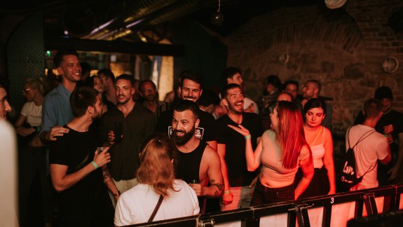 ROZHOVOR: Na akých párty a ako sa zabávajú bratislavskí teplí?  Prezradil nám to ten najpovolanejší