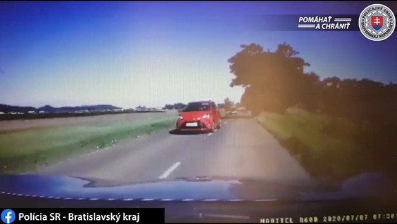 VIDEO: Riskantné predbiehanie sa nemuselo vyplatiť - k čelnej zrážke veľa nechýbalo...