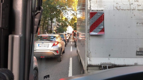 Dopravný podnik žiada vodičov, aby rešpektovali BUS pruhy - peklo je to najmä na Záhradníckej ulici!