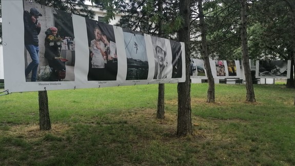 Príďte sa pozrieť: V parčíku v Karlovej Vsi sprístupnili výstavu fotografií Oslava života