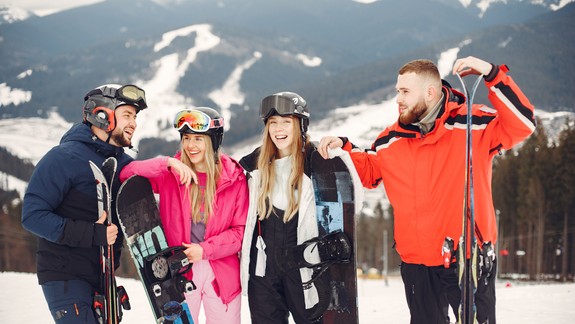 Zimné prázdniny a koncoročné dovolenky sú už za dverami: Kam za dobrou lyžovačkou a na čo nezabudnúť predtým, než vyrazíte na svah?