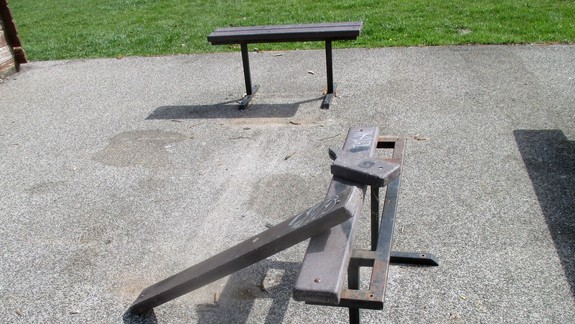 Výrastkovia ničili parčík na Pekníkovej - zabránili im v tom až mestskí policajti!