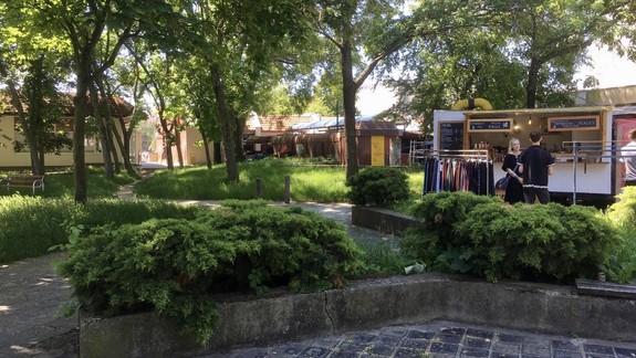 Z nevyužitého priestoru na trhovisku na Mlynarovičovej bude parčík s občerstvením