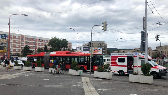 Trolejbus linky 204 musel náhle brzdiť: Situácia si vyžiadala ošetrenie zraneného cestujúceho