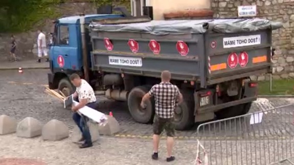 VIDEO Nespokojní farmári vysypali hnoj pred budovou parlamentu: Reagujú tak na výstavbu vlajkového stožiara A. Danka