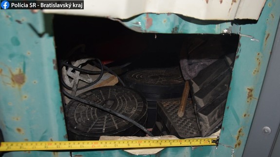 Chytili ich hneď po čine: Dvojica zlodejov sa vlámala do kontajnera so stavebným náradím na Americkom námestí